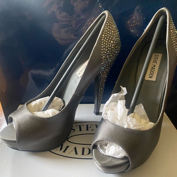 Steve Madden Size 8 Grey Satin Open-Toe Platform Heel - Picture 4 of 4